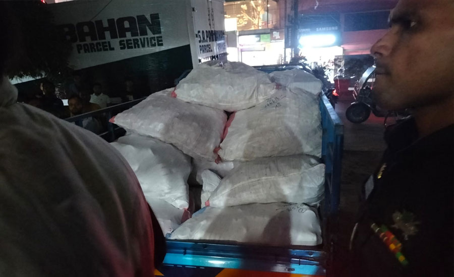 বেনাপোলে এসএ পরিবহন পার্সেল এন্ড কুরিয়ারে অভিযান, ভারতীয় অ‌বৈধ কস‌মে‌টিক্স সামগ্রী জব্দ