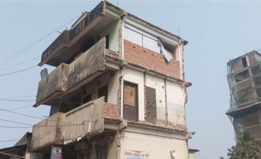 চট্টগ্রাম নগরীতে হেলে পড়েছে ৪ তলা ভবন  