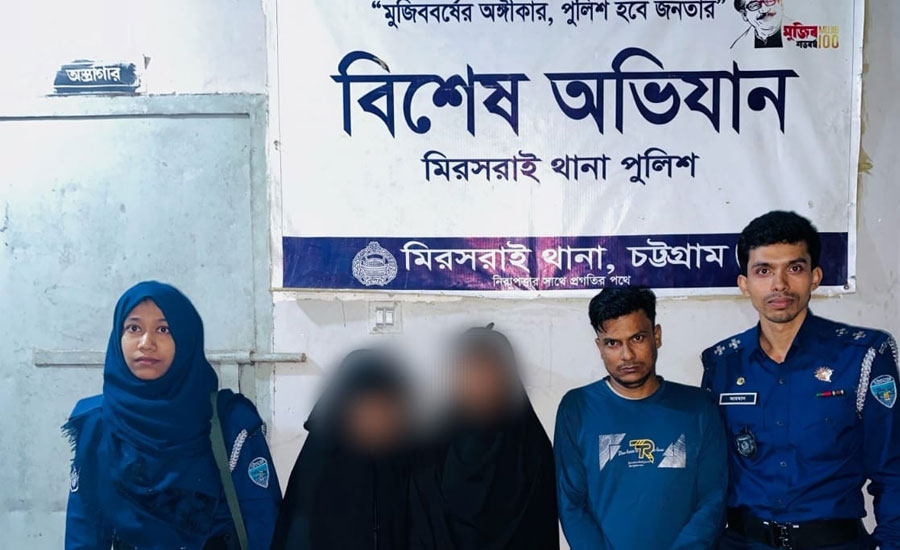 মিরসরাইয়ে যাত্রীবাহি বাস থেকে ৯৮০০ পিস ইয়াবা ট্যাবলেট উদ্ধার; আটক ৩ মাদক কারবারি 