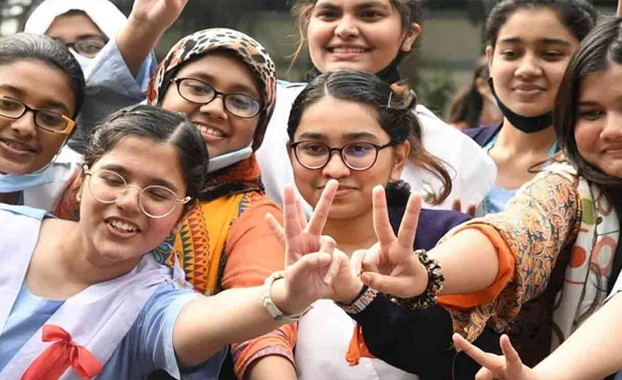 পাসের হার কমেছে, অর্ধেকে নেমেছে জিপিএ-৫