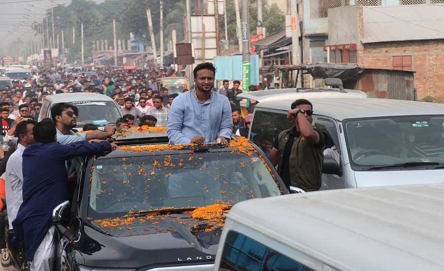 এলাকায় গিয়েই আচরণবিধি লঙ্ঘন করলেন সাকিব 