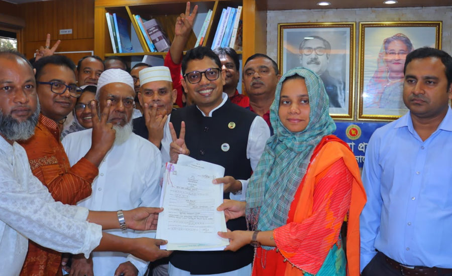 বাই-সাইকেলে চড়ে এসে মনোনয়পত্র জমা দিলেন প্রতিমন্ত্রী পলক