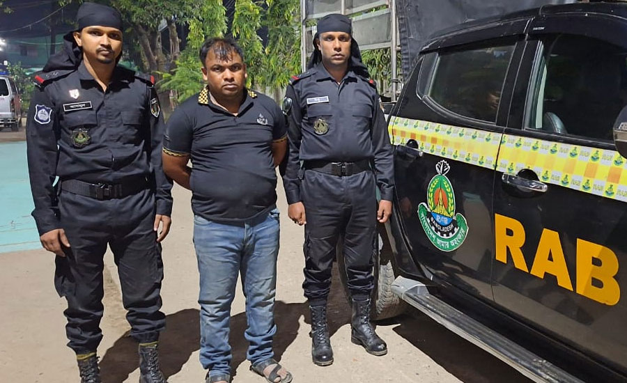 চকরিয়ায় শীর্ষ সন্ত্রাসী রেজাউল করিম ০৬ বছর পর র‌্যাব-৭'র হাতে আটক 