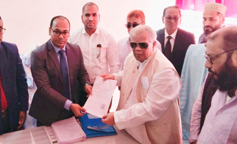 নলছিটিতে মনোনয়নপত্র জমা দিলেন আমির হোসেন আমু