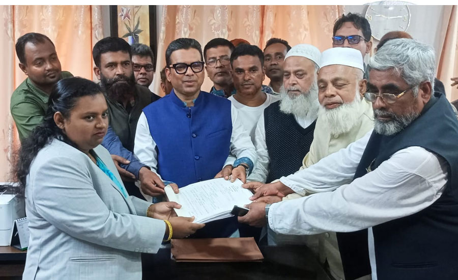 রাজাপুরে উৎসবমুখর পরিবেশে মনিরের মনোনয়নপত্র দাখিল