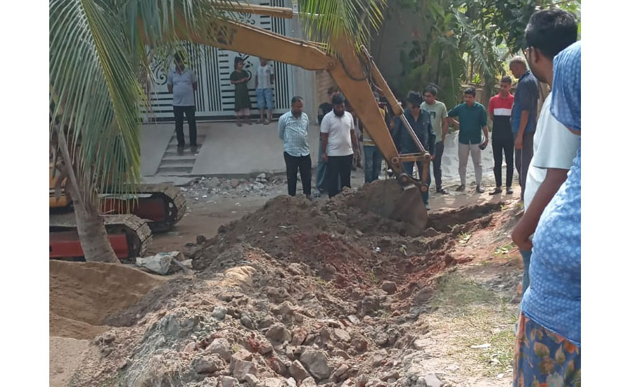 চলাচলের মূল রাস্তা কেটে ফেলায় জনদূর্ভোগে এলাকাবাসী 