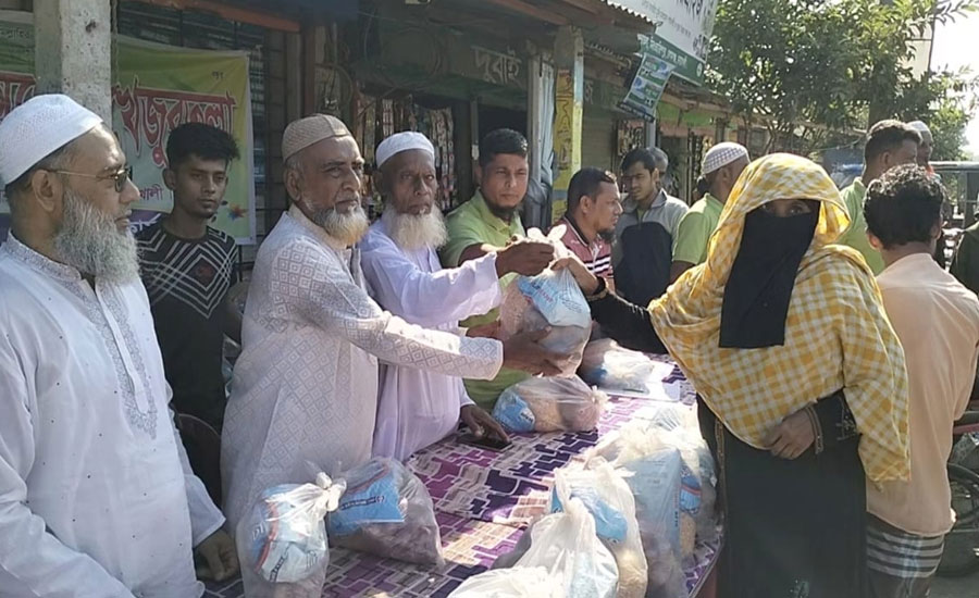 মানবতা এক্সপ্রেস খেজুরতলা আয়োজনে অসহায় পরিবারের মাঝে খাদ্য সামগ্রী বিতরণ 