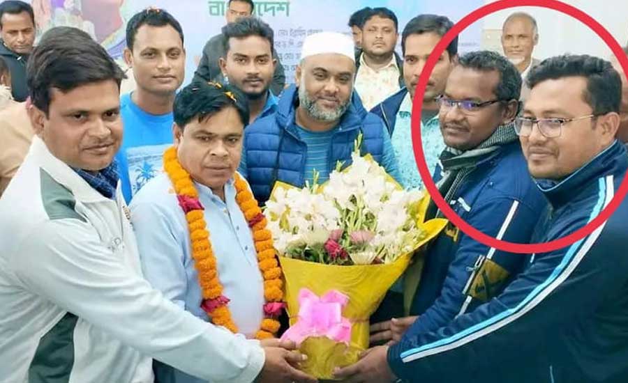 বাগমারায় নৌকার প্রার্থীকে এসআই জিলালুরের ফুলেল শুভেচ্ছা, জনমনে আতংক 