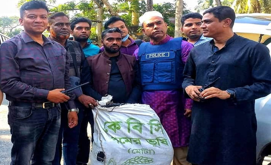 ঝালকাঠিতে প্রাইভেট কার থেকে ২০ কেজি গাঁজা উদ্ধার আটক এক