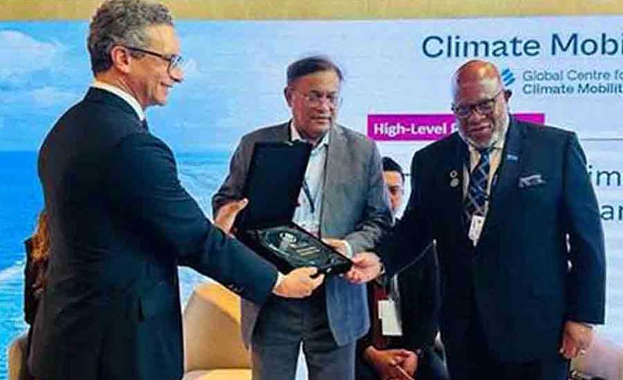 প্রধানমন্ত্রীর পক্ষে পুরস্কার গ্রহণ করছেন তথ্যমন্ত্রী ড. হাছান মাহমুদ। 
