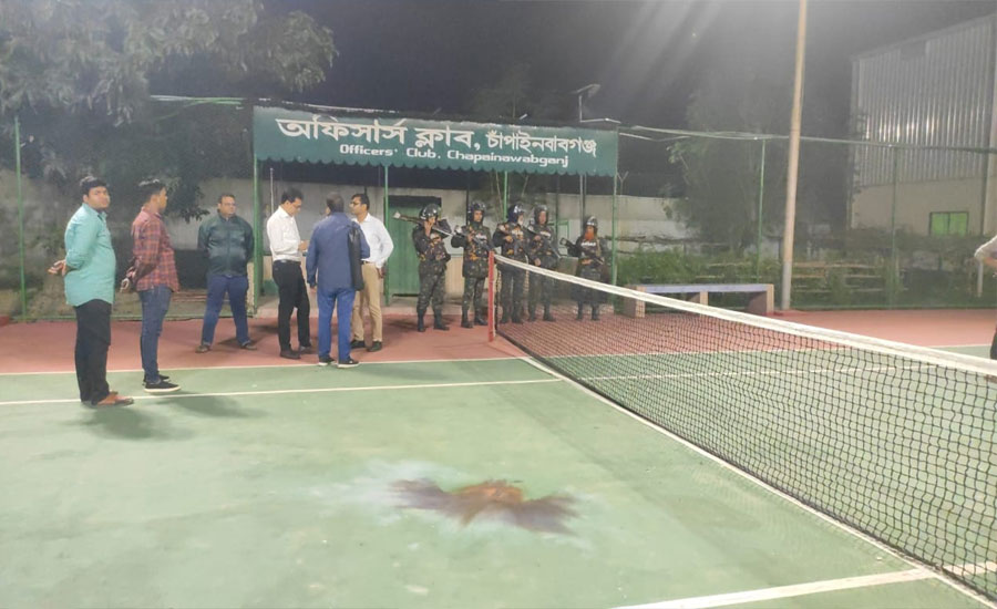 জেলা প্রশাসকের বাসভবনের পাশে টেনিস কোর্টে দুটি ককটেল বিস্ফোরণ