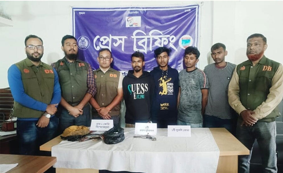 য‌শো‌রের মনিরামপু‌রে অস্ত্র ও বোমাসহ চার সন্ত্রাসী গ্রেপ্তার