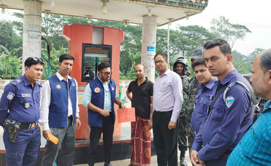 নোয়াখালীতে তেল কম দেওয়ায় ফিলিং স্টেশন সিলগালা