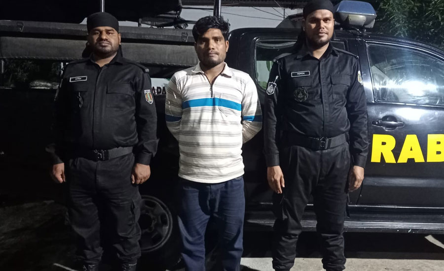 শিবগঞ্জে বিস্ফোরক ও দেশীয় অস্ত্র সহ ১জনকে গ্রেপ্তার করেছে র‍্যাব-৫