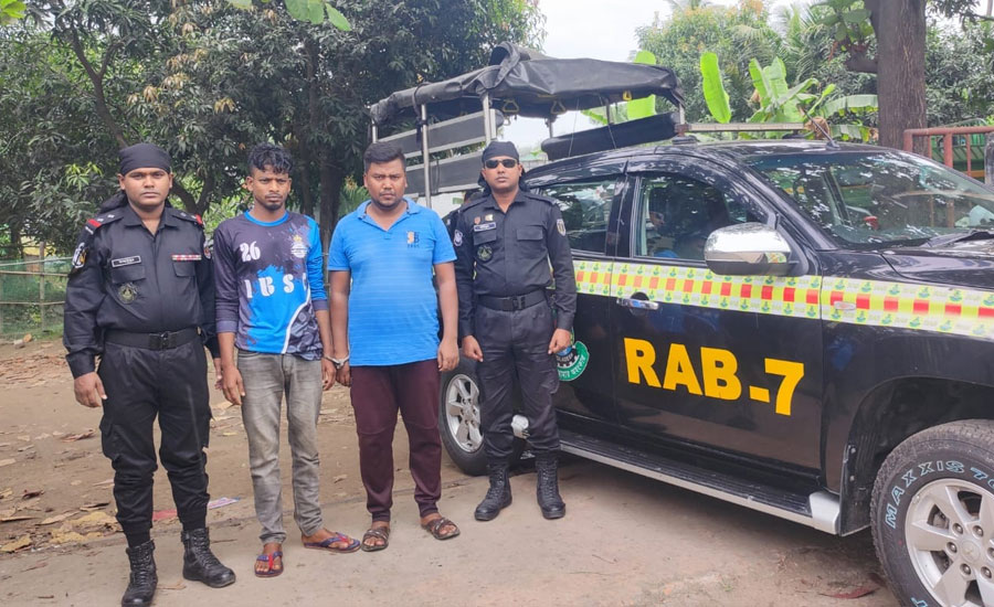 নগরীর পতেঙ্গায় চোরাকারবারিদের  আস্তানায় র‌্যাব-৭ এর অভিযান আটক ২