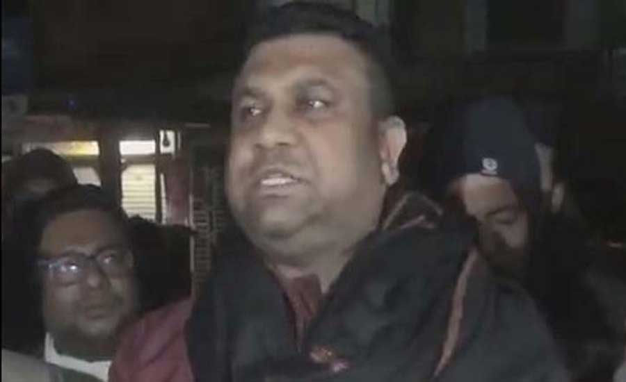 নৌকার বাইরে গলা উঁচু করে কথা বললে, গলা নামিয়ে দেব
