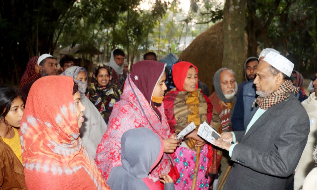 বাগমারায় নির্বাচনী প্রচারণায় ব্যস্ত কাঁচি প্রতীকের প্রার্থী এমপি এনামুল হক 