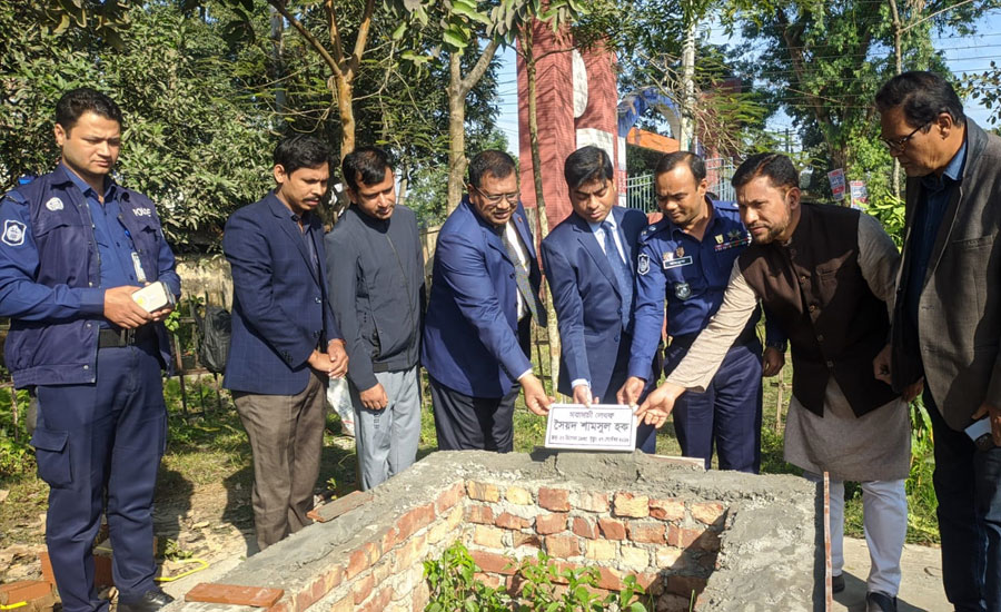 কুড়িগ্রামে সব্যসাচী লেখক সৈয়দ শামসুল হকের সমাধী সৌধে নামফলক প্রতিস্থাপন