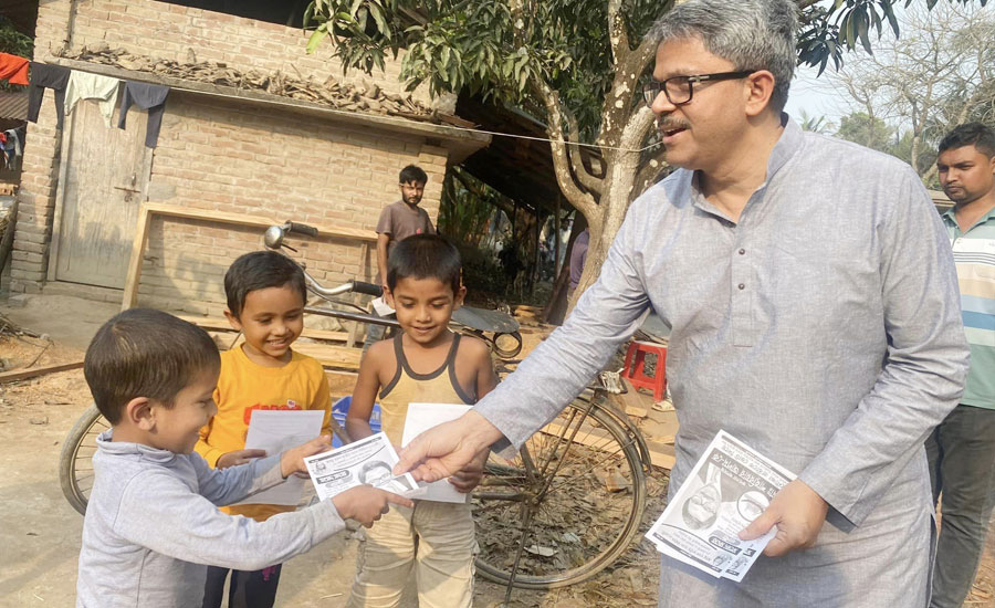 কৌতহলে নৌকার লিফলেট নিচ্ছে ছোট্র শিশুরা