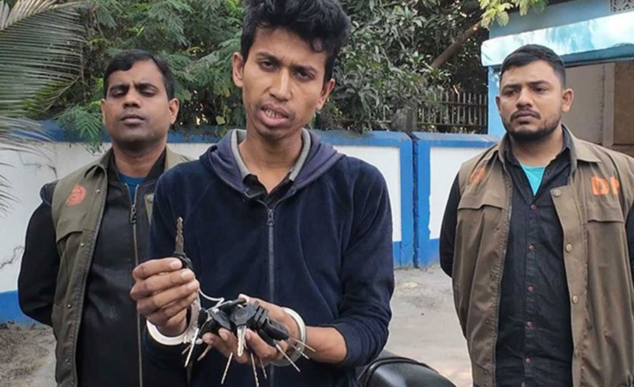 ১৯ চাবিতে খুলে সব মোটরসাইকেলের লক, চুরি করেন ডিবির গাড়িও