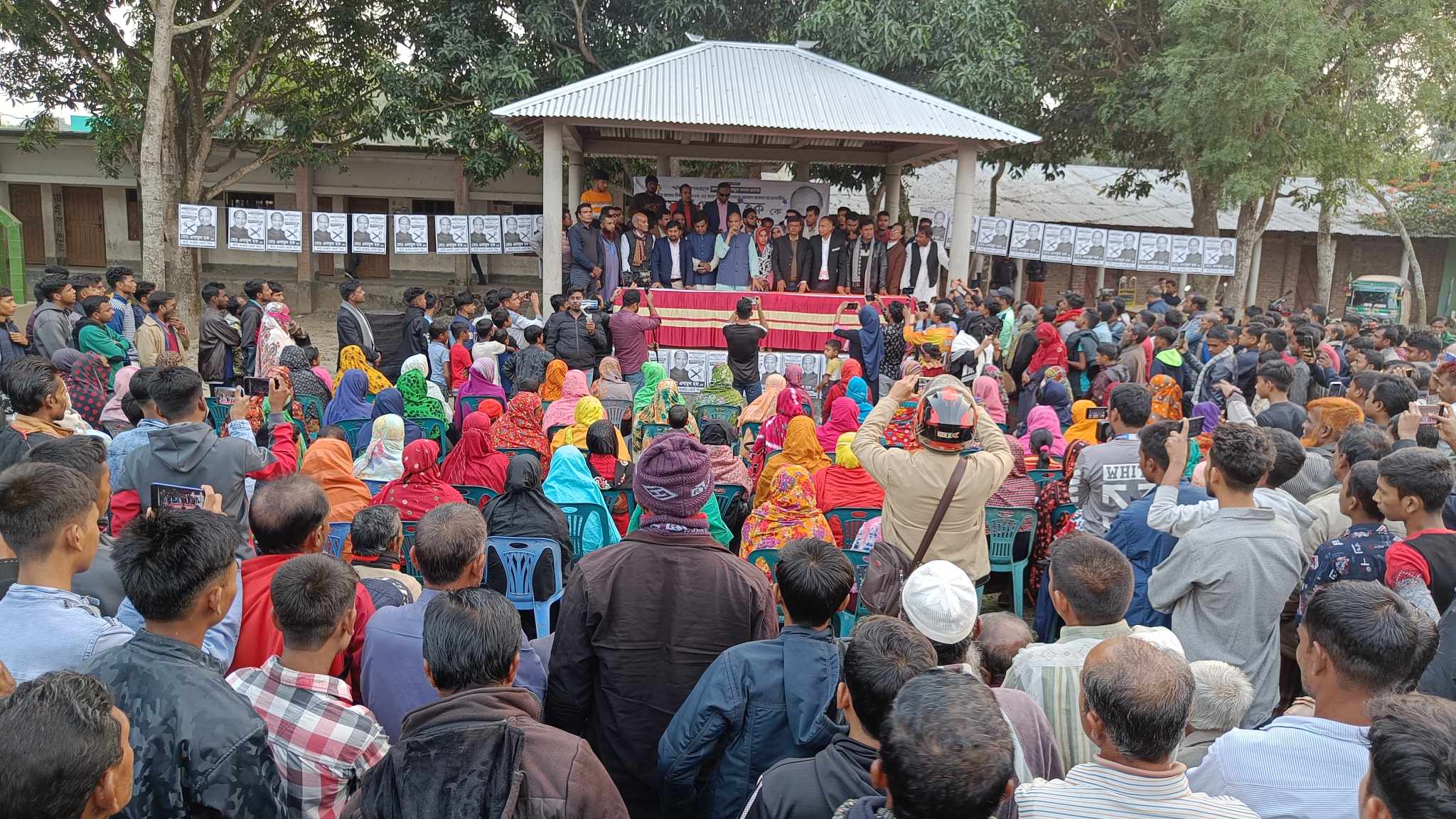 বাগমারায় আউচপাড়া ইউনিয়নে কাঁচি প্রতীকের প্রার্থী এমপি এনামুল হকের গণসংযোগ