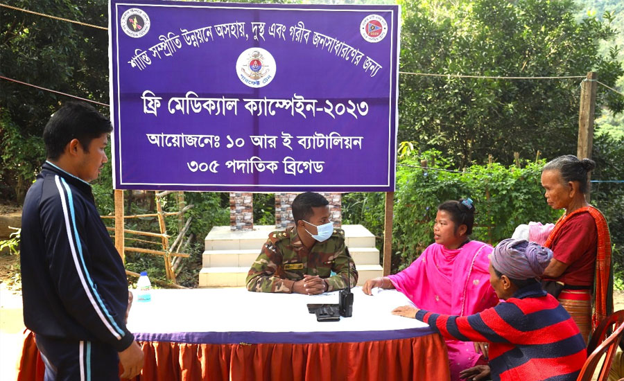 কাপ্তাই ১০ আর ই সেনাবাহিনী অসহায় শতাধিক নারী পুরুষ মাঝে ফ্রি চিকিৎসা ও ঔষুধ বিতরণ