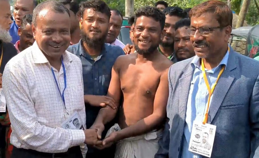 বেগমগঞ্জে নৌকার প্রার্থী মামুনুর রশীদ কিরনের পথসভা ও গনসংযোগ 