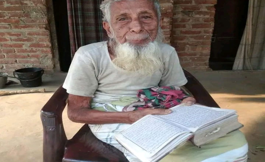 ১০০ বছর বয়সেও খালি চোখে কোরআন পড়েন দিনাজপুরের কৃষক নুরুল ইসলাম