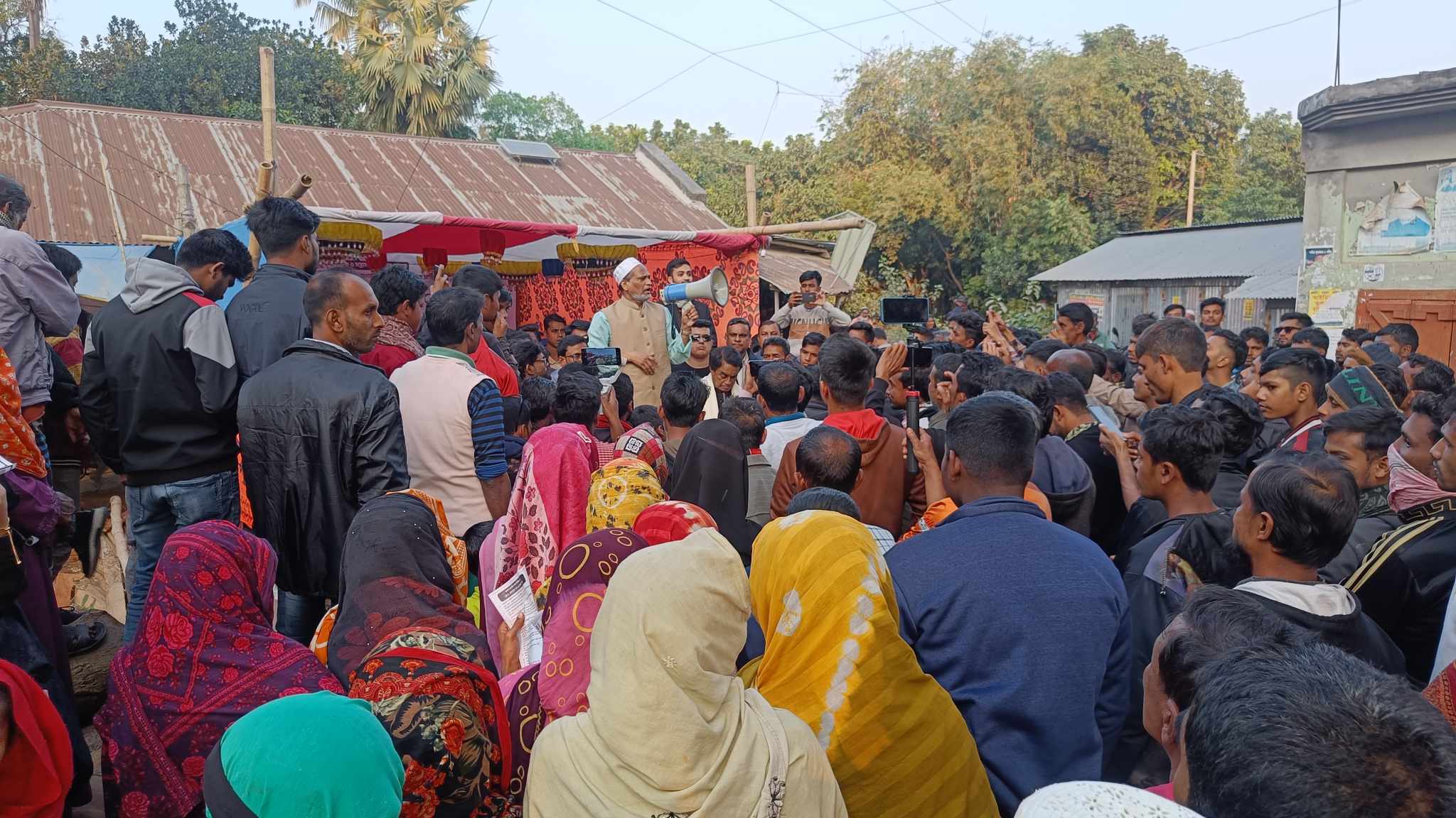 বাগমারায় নরদাশ ইউনিয়নে কাঁচি প্রতীকের প্রার্থী এমপি এনামুল হকের গণসংযোগ