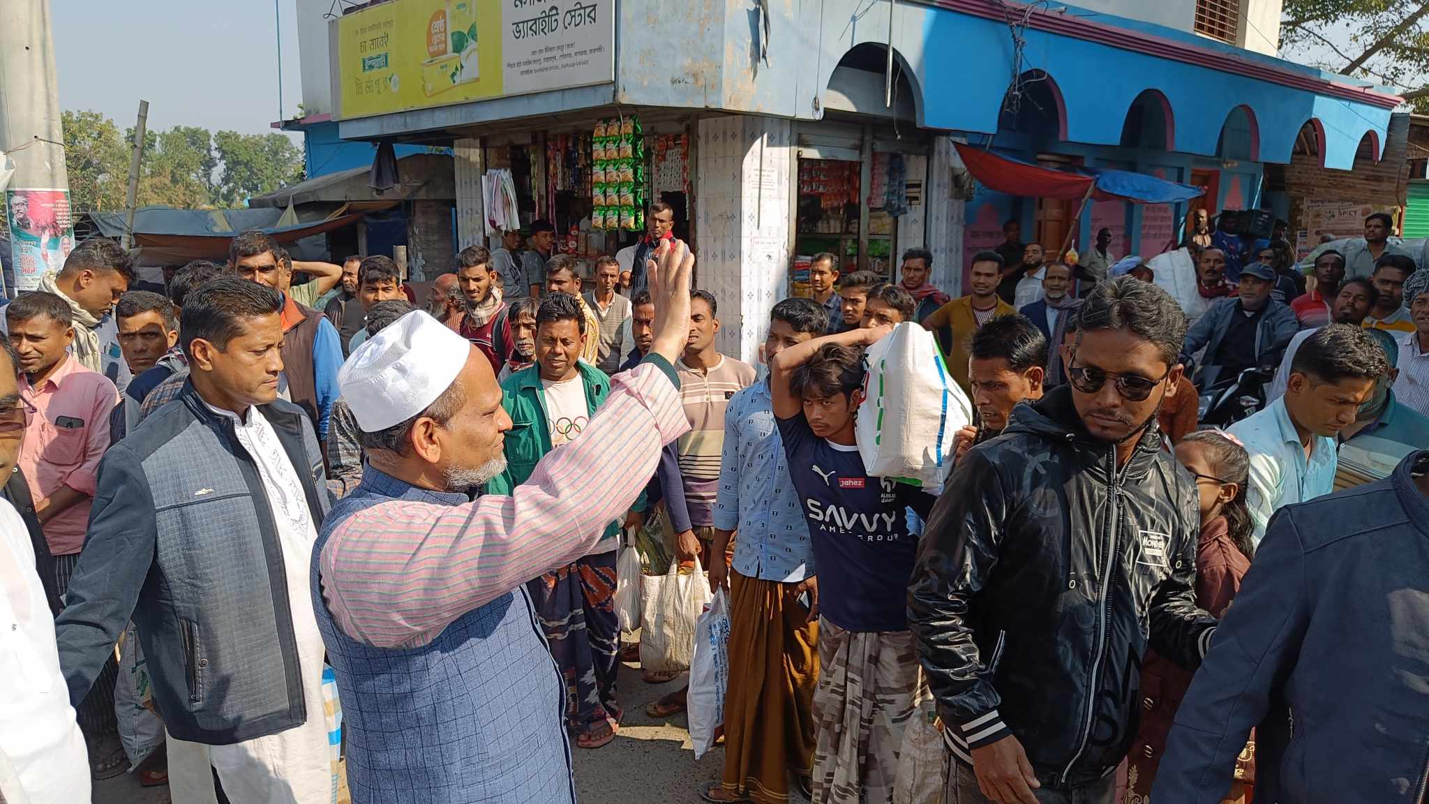 তাহেরপুর পৌরসভায় কাঁচি প্রতীকের প্রার্থী এমপি এনামুল হকের গণসংযোগ
