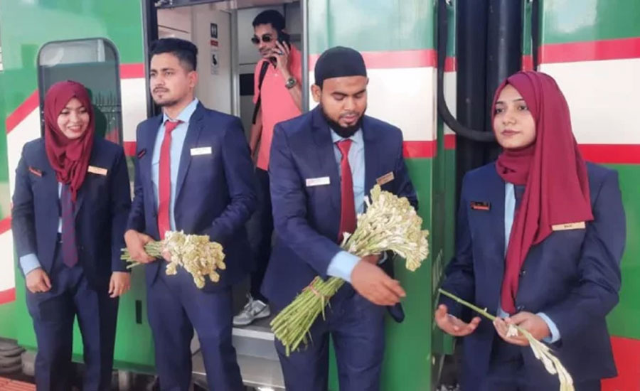কক্সবাজার এক্সপ্রেসে যাত্রীসেবায় ৫০ ‘ট্রেন বালা’