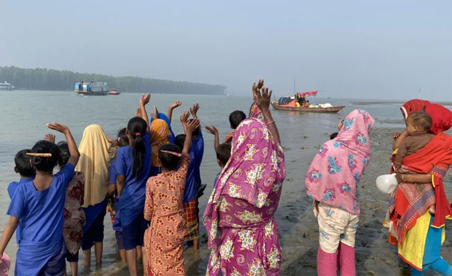 চোখের জলে বিদায় নিল মান্তা শিশুদের ভাসমান স্কুল!  