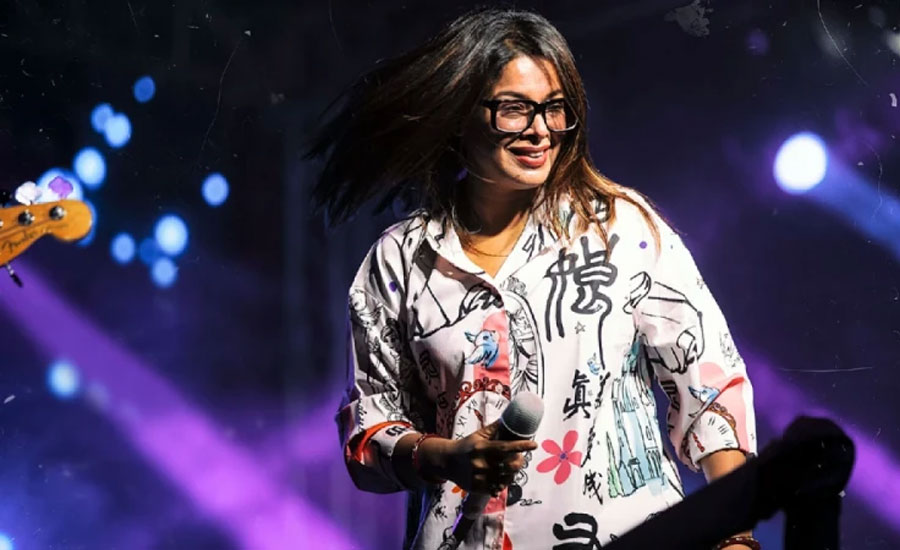 ভেঙে যাওয়া সম্পর্কের কথা মঞ্চে বললেন গায়িকা