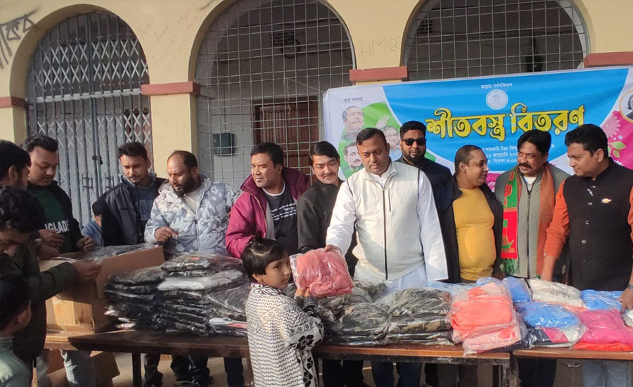 নারী ও শিশুদের মাঝে আ'লীগ নেতার শীতবস্ত্র বিতরণ