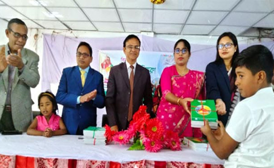 চন্দনাইশে বই উৎসবে ৩২ হাজার ৫'শ ২০ জন শিক্ষার্থীদের হাতে উঠলো নতুন বই