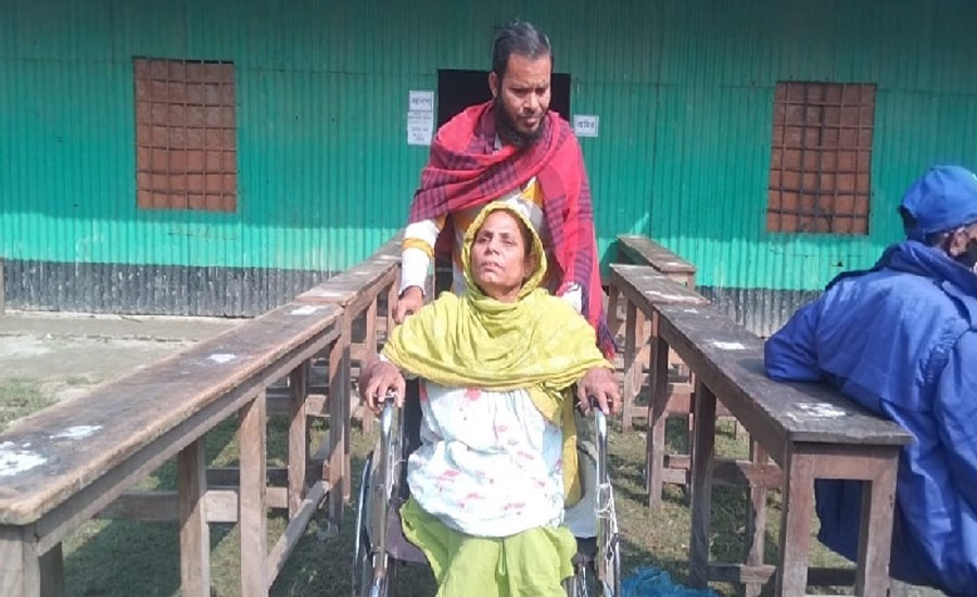 হুইল চেয়ারে বসে ভোট দিলেন অসুস্থ জোবেদা বেগম
