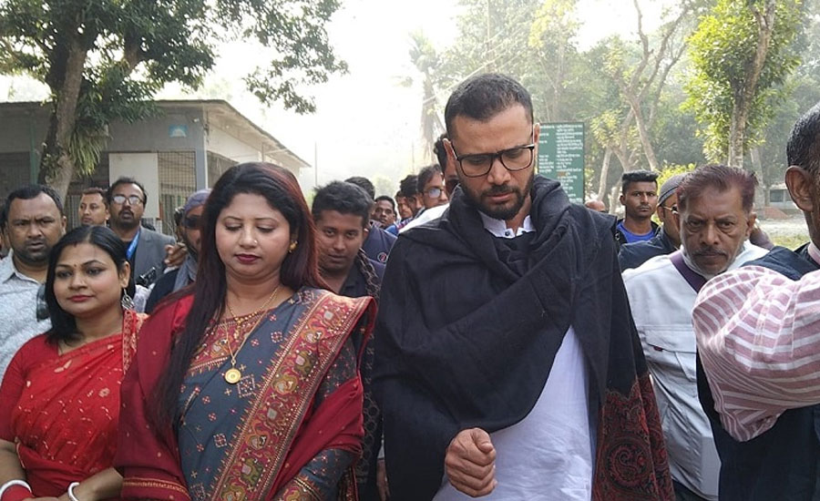 বিপুল ভোটে এগিয়ে মাশরাফী