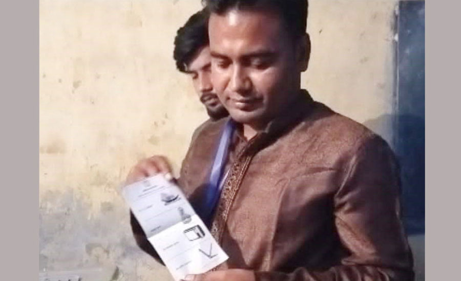 নিজেও প্রার্থী, কিন্তু ভোট দিলেন নৌকায়!