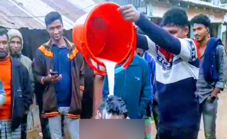 এমপি পরিবর্তনে যুবলীগ নেতার দুধ দিয়ে গোসল