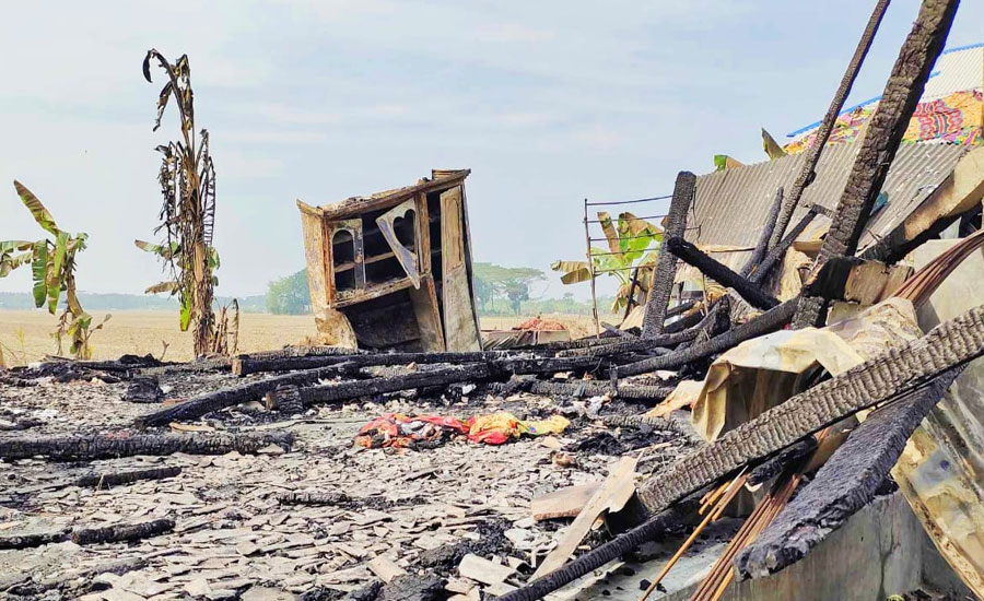 পাথরঘাটায় আগুনে পুড়লো জেলের বসতঘর, পাশে দাড়িয়েছেন এমপি সুলতানা নাদিরার পরিবার