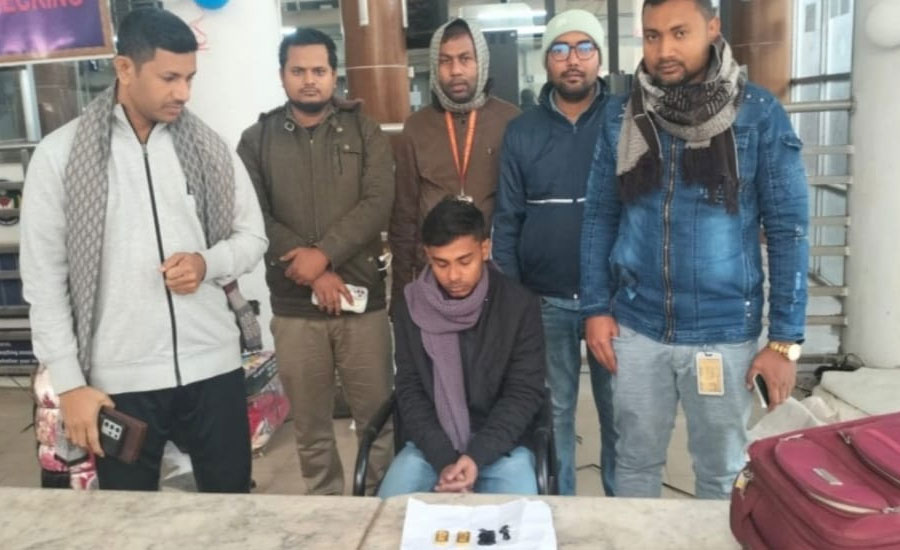 পায়ুপ‌থে ২১ লাখ টাকার সোনার বারসহ ভারতগামী যাত্রী আটক
