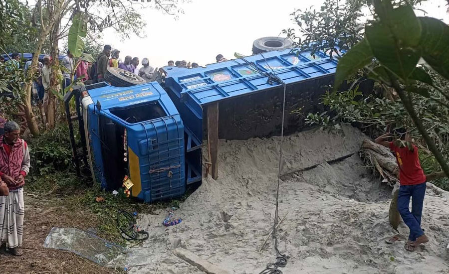 নাটোরের বাগাতিপাড়ায় ট্রাক উল্টে বালু শ্রমিকের মৃত্যু