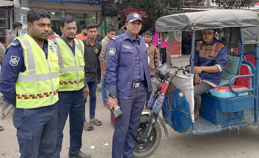 চৌদ্দগ্রামে থ্রি হুইলার বন্ধে হাইওয়ে পুলিশের সাঁড়াশি অভিযান