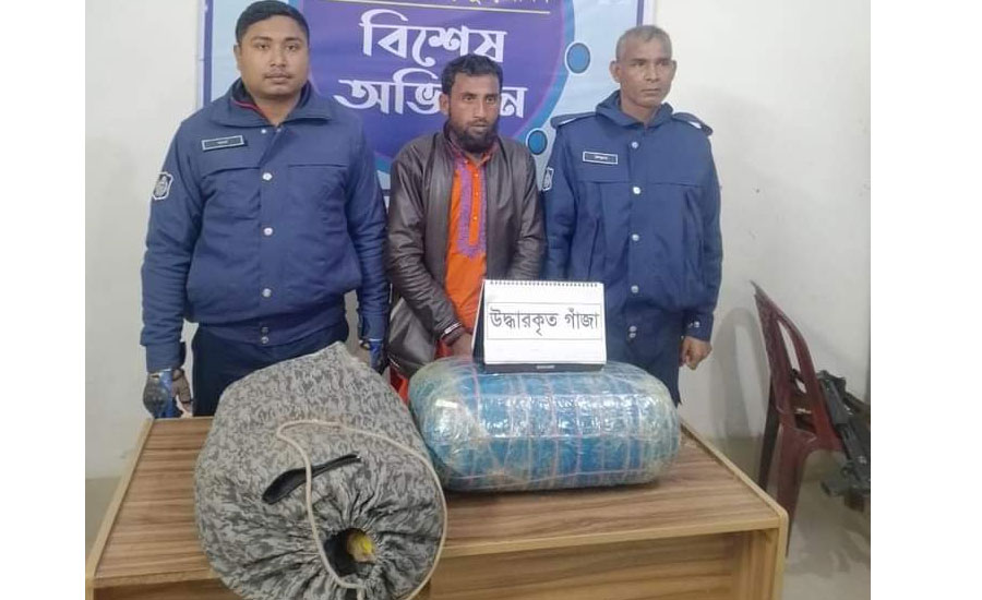 কুড়িগ্রামে ইজতেমার রিজার্ভ বাসে মাদক পরিবহনের চেষ্টা ১০.৪ কেজি গাঁজাসহ গ্রেফতার-১ 