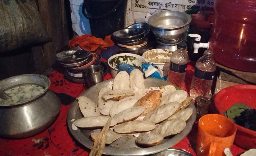 পিঠার ধোঁয়ায় শীতের হাওয়া সন্ধ্যা হলেই ঝালকাঠিতে ফুটপাতে চলে পিঠা বিক্রির ধুম!