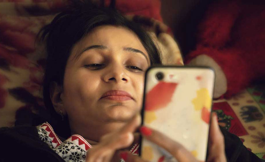 ঘুম থেকে উঠেই হাতে মোবাইল তুলে নিচ্ছেন? সকালের এই অভ্যাস ডেকে আনছে বড় বিপদ