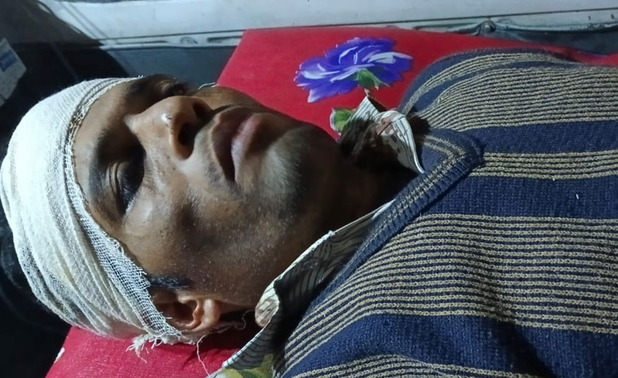 রাস্তায় পিস্তল ঠেকিয়ে শিক্ষককে হাতুড়িপেটা