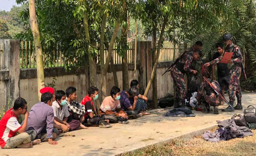মিয়ানমারের সেনারা কেন আত্মসমর্পণ করছে?