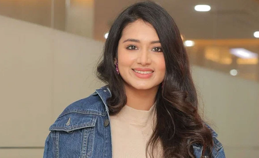 আইটেম গানে ফারিণকে দেখে মন্তব্যকারীরা যা বললেন