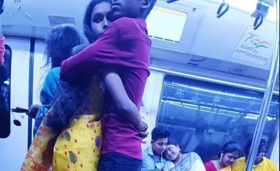 মেট্রোরেলে তরুণ-তরুণীর আলিঙ্গন: ছবিটি আসলে কোন জায়গার?